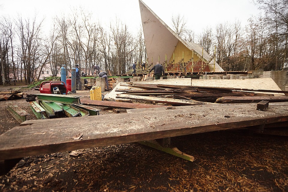 Ремонтом Зеленого театра занимается частная компания.