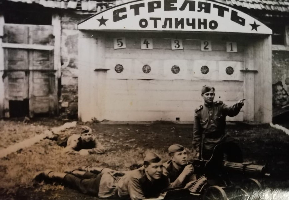 Так осваивали пулеметную стрельбу в тире.