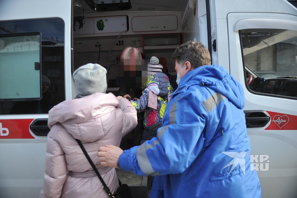 Девочек увезли в карантин на «скорой».