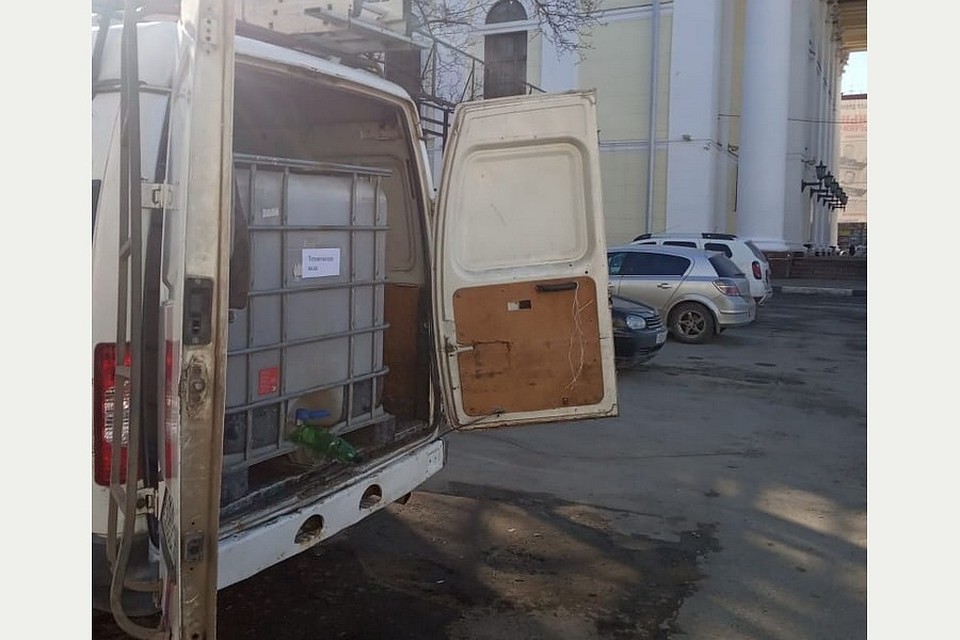 Одна из точек, куда подвозят воду - площадь Театральная. Фото: администрация Рязани.