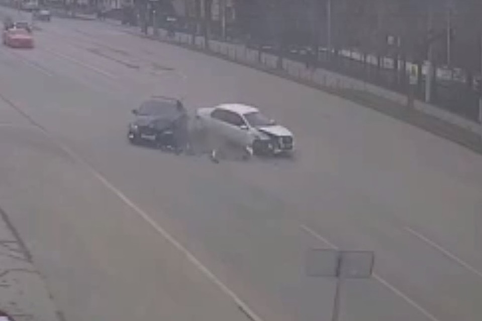 В Липецке лоб в лоб столкнулись такси и "БМВ"