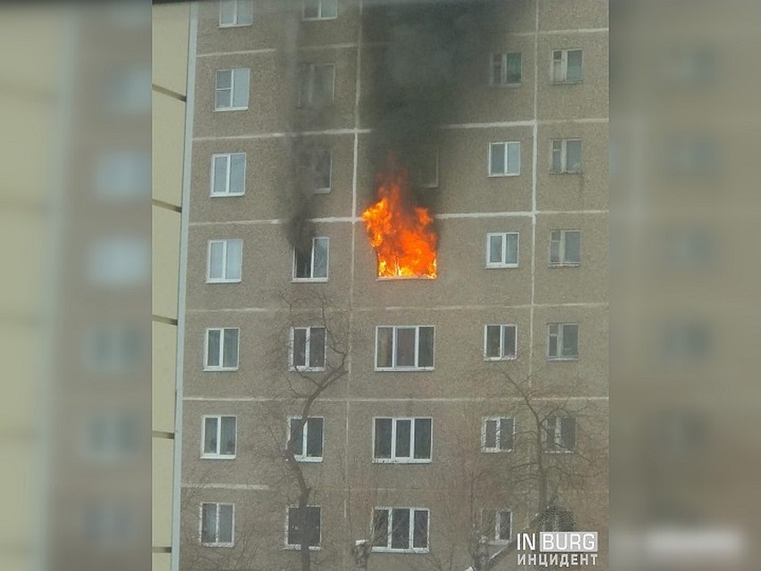 Пожар произошел в доме по адресу переулок Парковый. Фото: "Инцидент-Екатеринбург" во "Вконтакте"