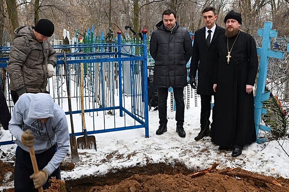 Александр Сапега и Павел Мацукевич (второй и третий справа) на кладбище в Уральске во время проведения работ. Фото: Фейсбук музея истории белорусской литературы