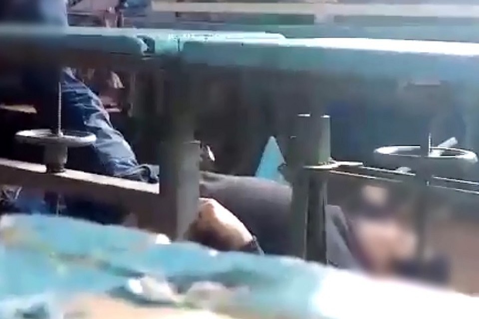 Педагог упав с верстака сильно ударился головой о пол.
