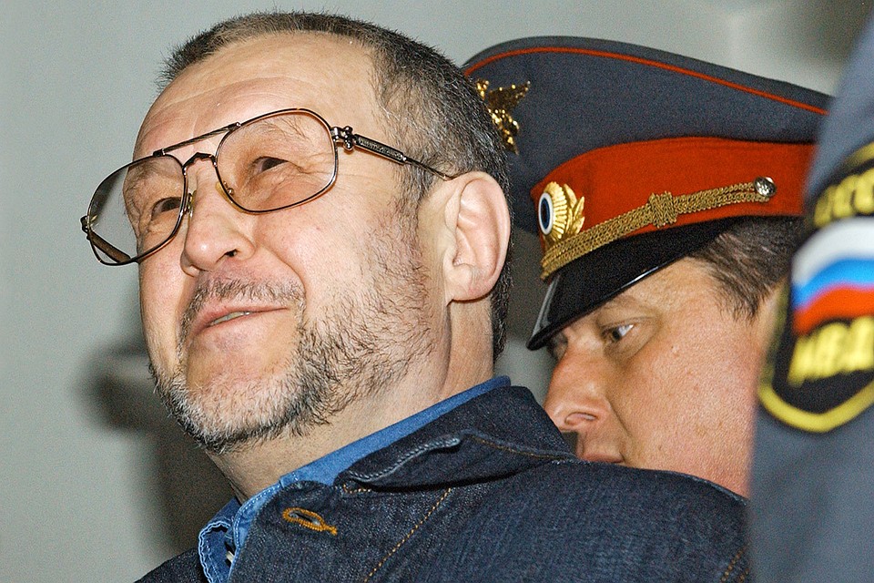 Подсудимый Вячеслав Иваньков ("Япончик") перед заседанием Мосгорсуда, 2005 год. Фото ИТАР-ТАСС/ Юрий Машков