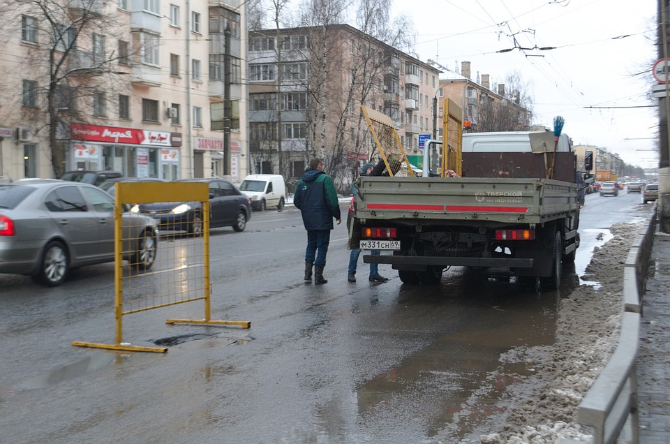 ООО "Тверь Водоканал" перекрыло полосу на Волоколамском проспекте Фото: ООО "Тверь Водоканал"