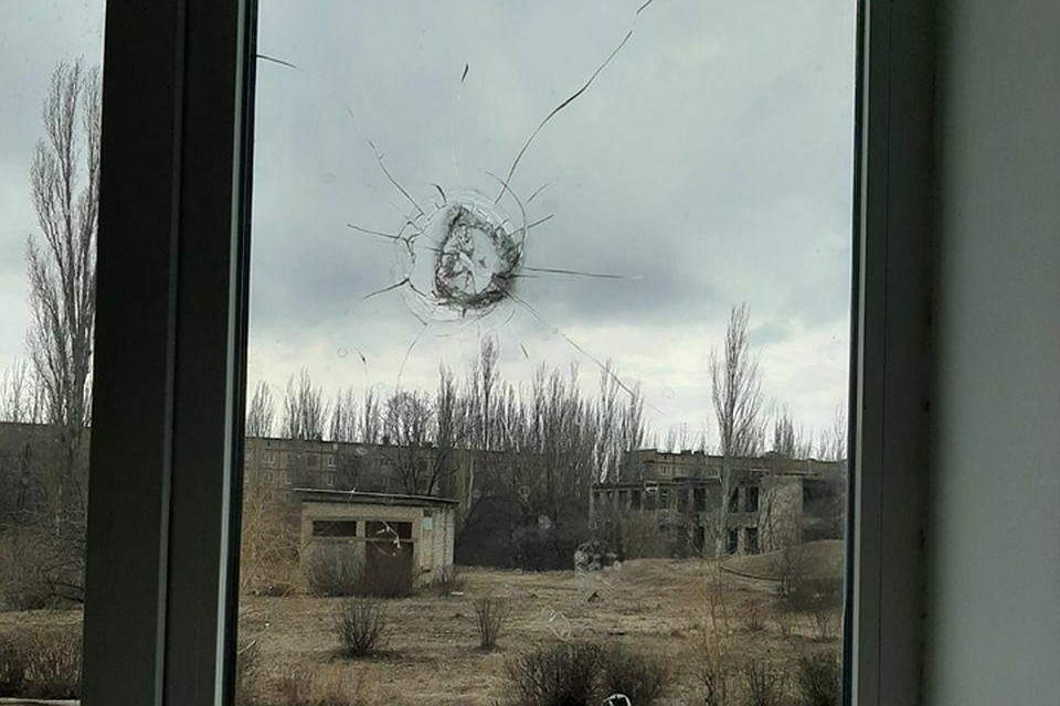 Осколок влетел в действующую школу Горловки. Фото: Иван Приходько