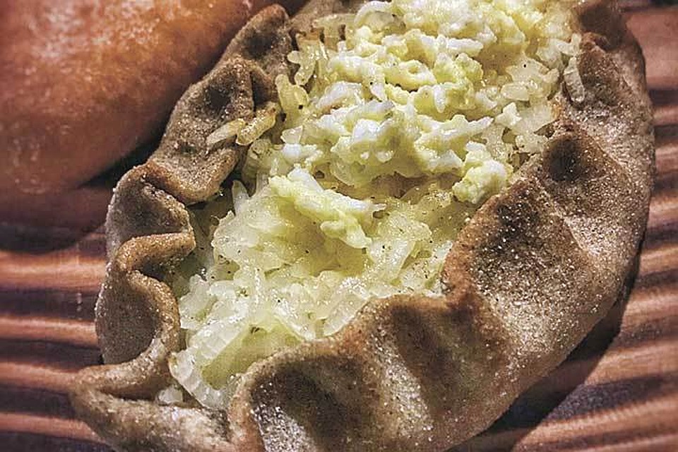 Калитка с рисом и яичным маслом.
