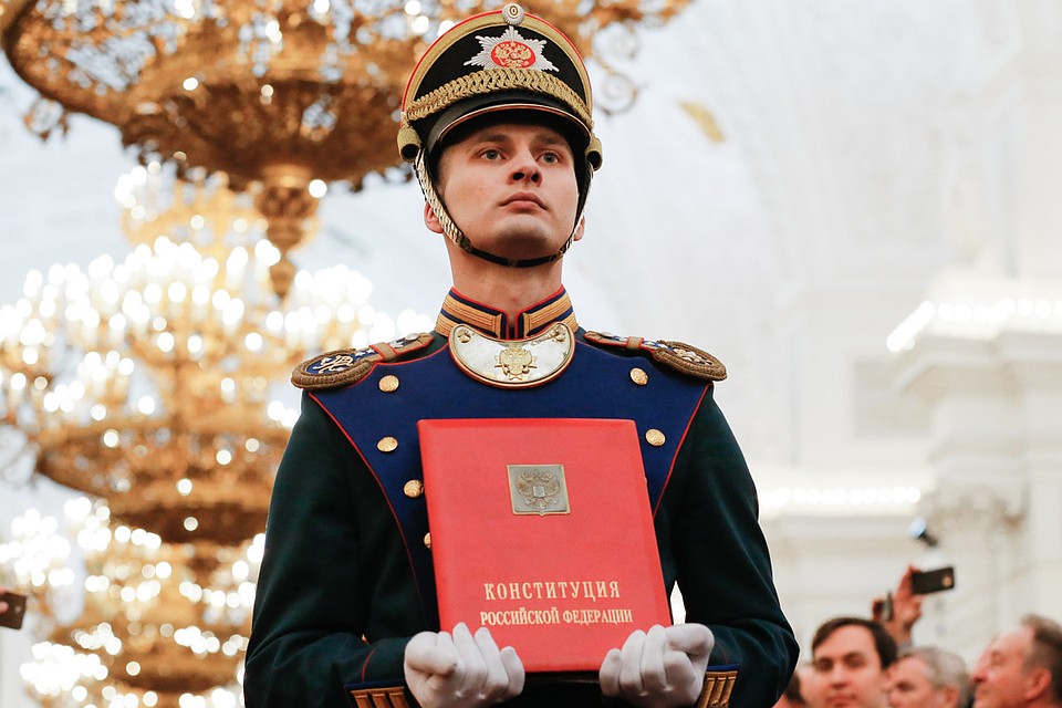 "КП" публикует полный текст поправок в Конституцию, одобренный Советом Федерации. Фото: Александр Земляниченко/ТАСС