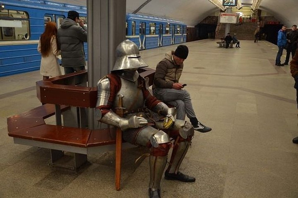 Рыцарь спокойно прошел через металлоискатель. Фото: «Мода новосибирского метро» .
