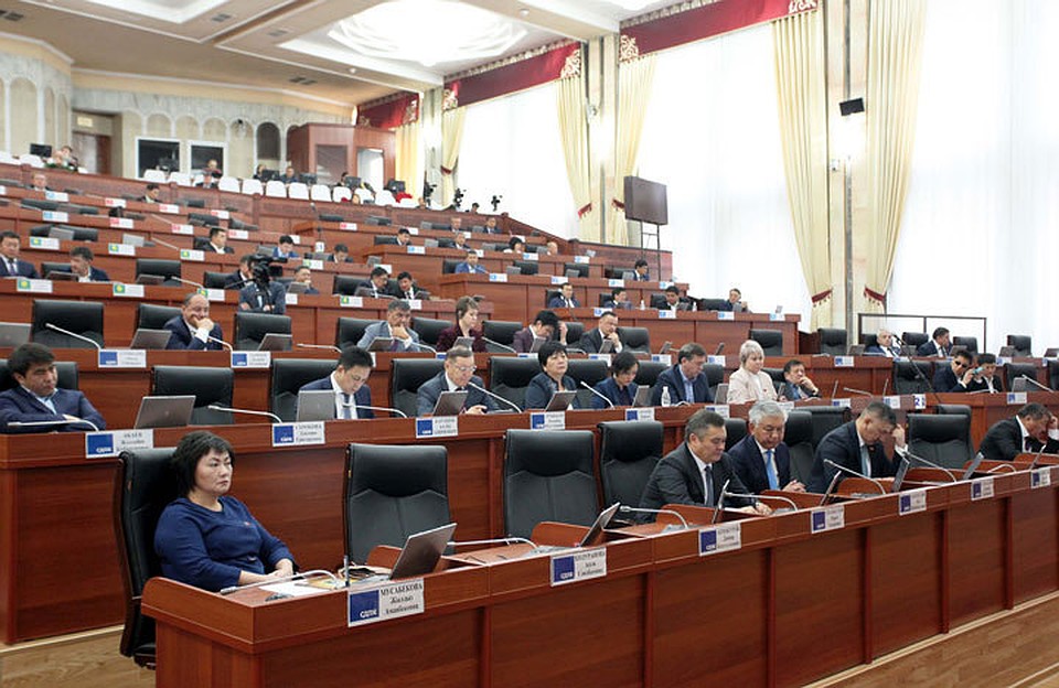 В парламенте обсуждают ситуацию с коронавирусом.