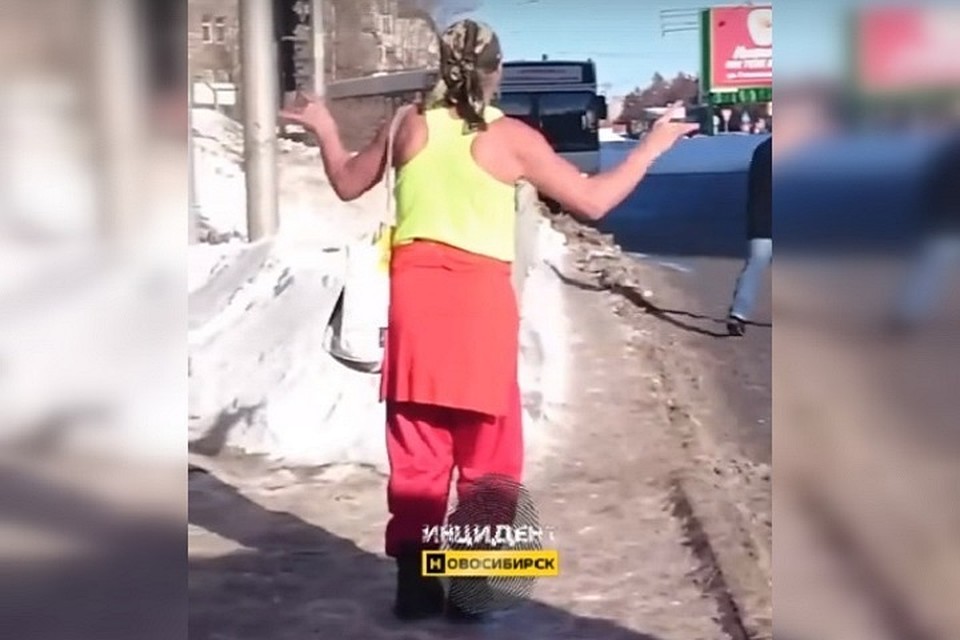 По словам некоторых сибиряков, мужчина уже не первый раз танцует на улице. Фото: стоп-кадр
