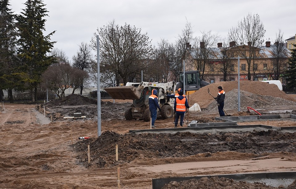 Фото: pskovgorod.ru. 12 марта глава администрации Пскова проверил ход работ в сквере Искусств.