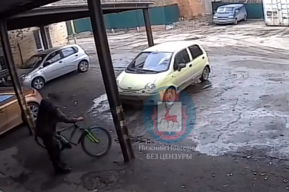 Попытка угона оказалась неудачной - подросток слишком неуверенно стоял даже на собственных ногах. ФОТО: https://vk.com/bezcenznn