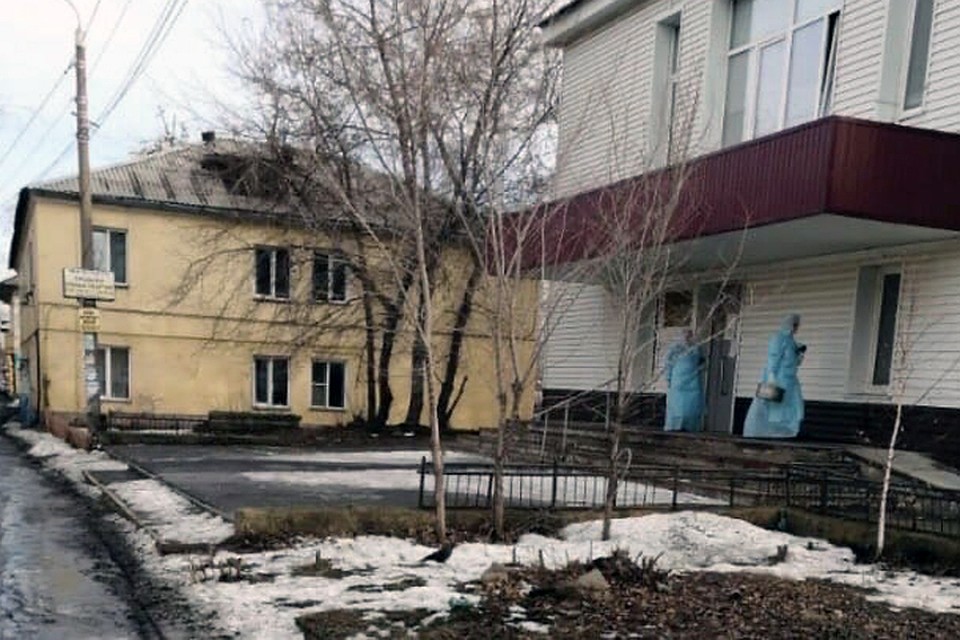Больница Копейска и люди в масках. Фото: vk.com/chel_kop