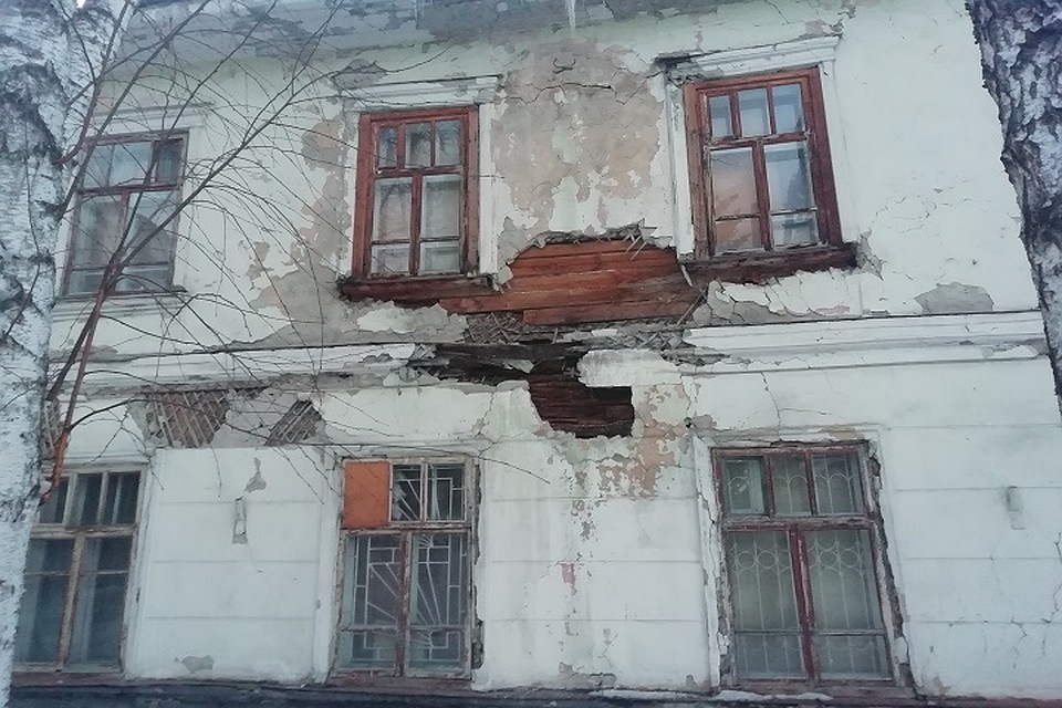 Активисты настаивают на скорейшем расселении аварийного дома в Сургуте. Фото: Савинов Руслан.