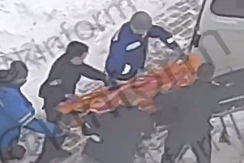 Сургутянин нанес себе колотые раны шеи и попал в больницу. Скриншот видео из соцсети "ВКонтакте" "К-Информ".