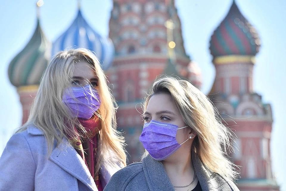 Вероятность заболеть у пожилых людей выше, чем у молодых.