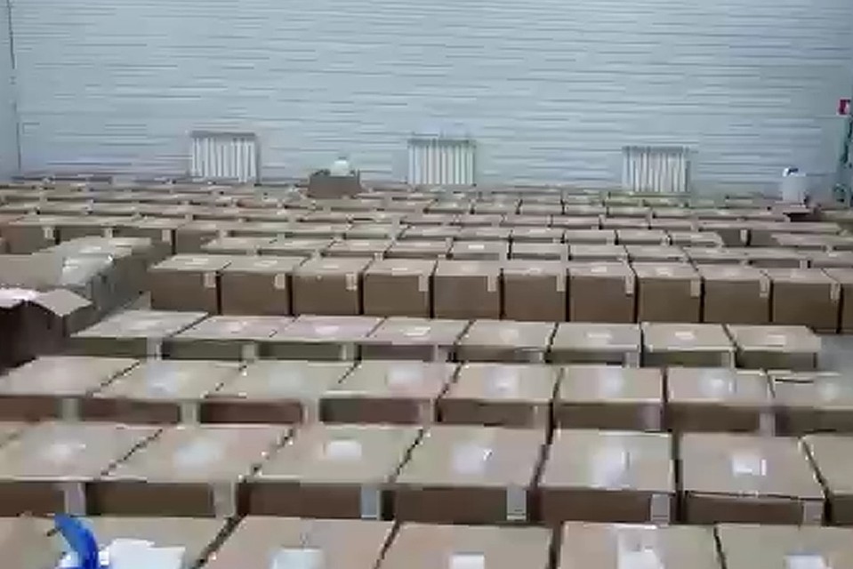 Всего было изъято четыре тонны товаров. Фото: кадр из видео