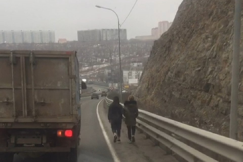Бдительные водители пришли на выручку к молодой особе