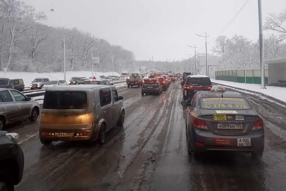 Движение в городе из-за снегопада практически парализовано. Фото: dpskontrol125rus