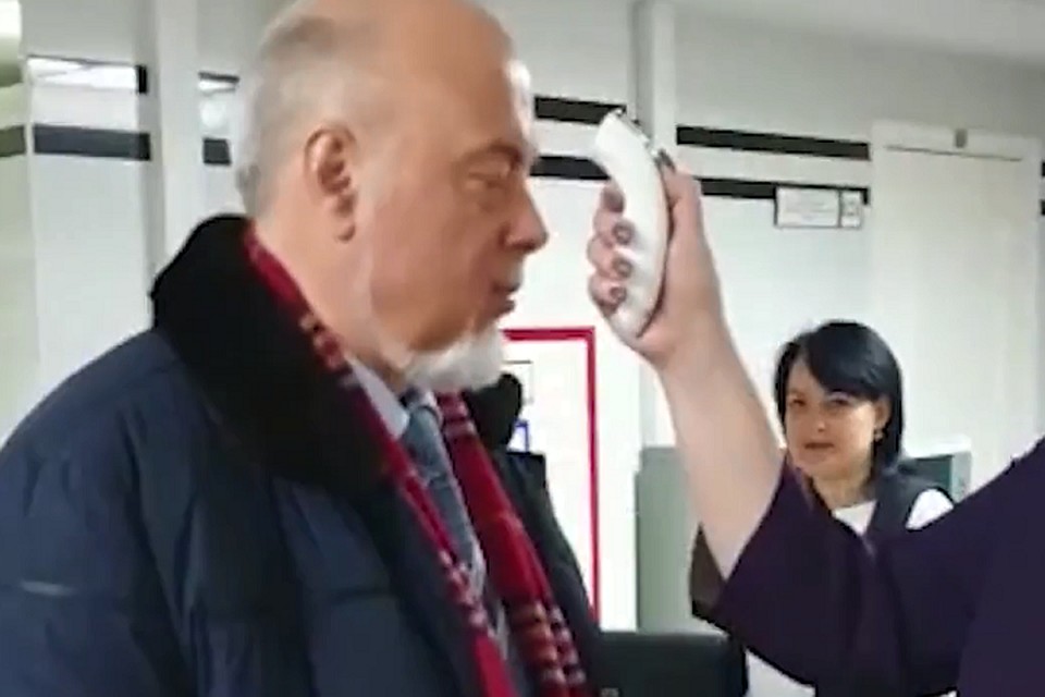 В администрацию Сургута стали пускать только после измерения температуры. Скрин видео со страницы Вадима Шувалова "ВКонтакте".