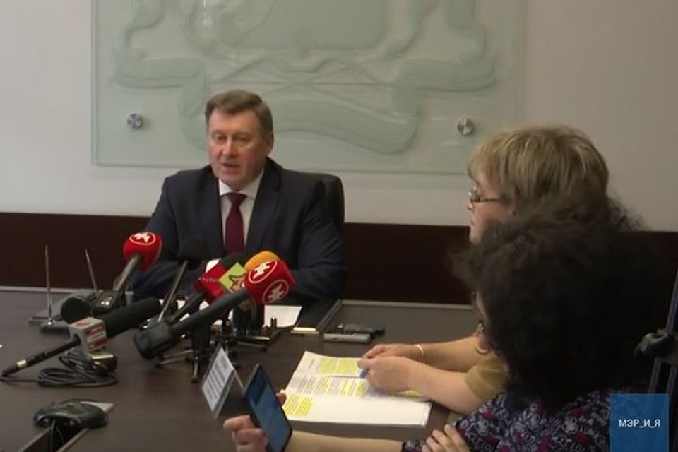 Мэр рассказал, что в Новосибирске использован трехгодичный запас масок. Фото: стоп-кадр