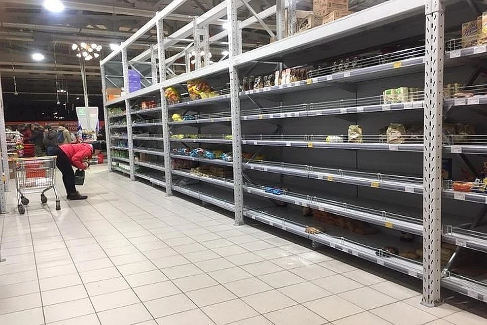 Сибиряки рассказывали о том, что из-за поднявшегося ажиотажа в магазинах города были пустые полки. Фото: Вадим Горбенко