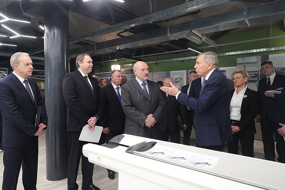 Президент посетил научно-производственное частное предприятие «Адани». Фото: БелТА