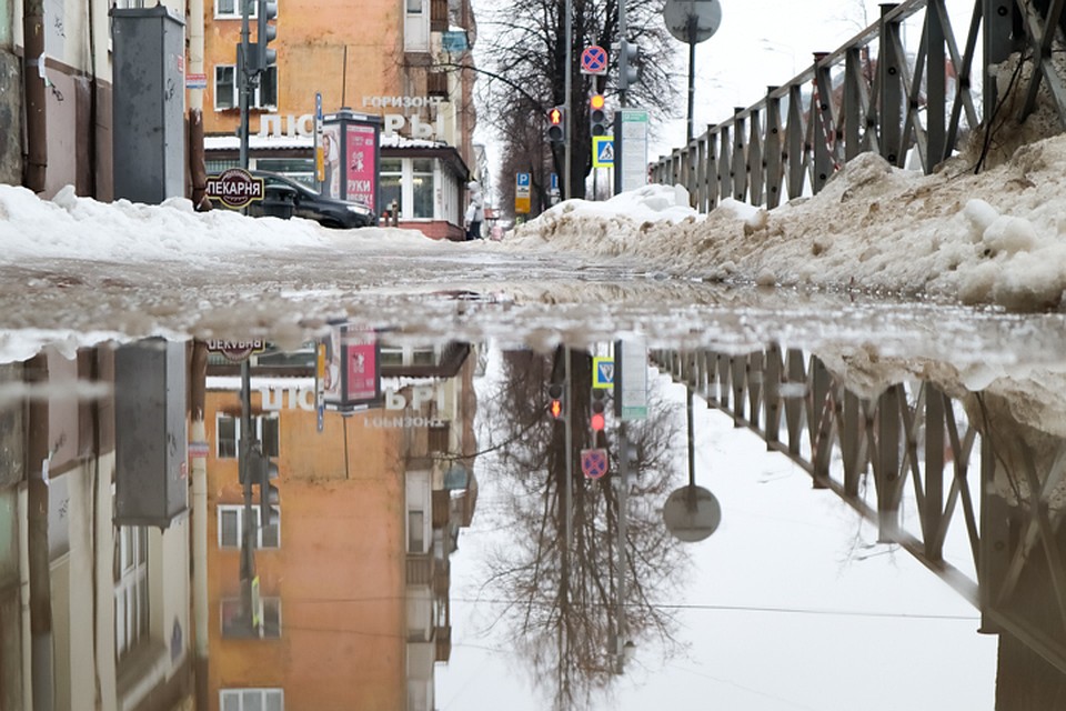 В Прикамье на улицах то каток, то бассейн.