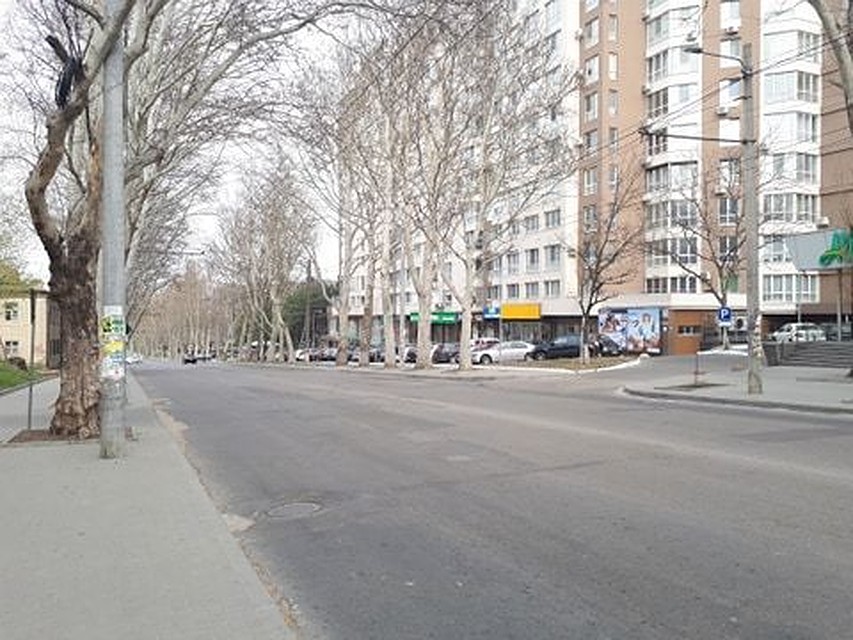 Город пуст даже в субботу.