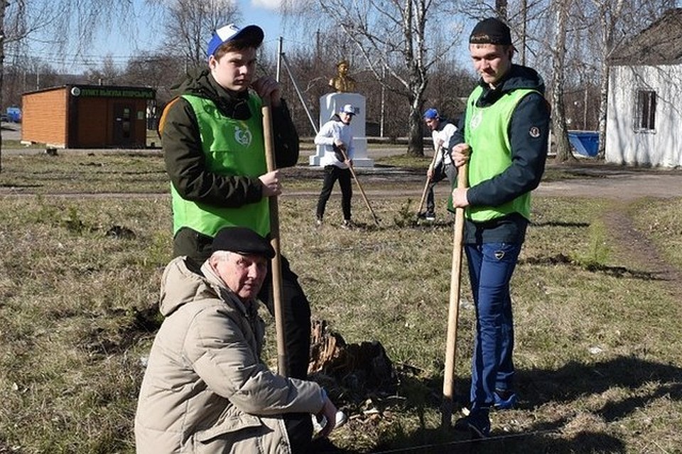 В Валуйках Белгородчины заложены две сосновые аллеи. Фото пресс-службы администрации Валуйского городского округа