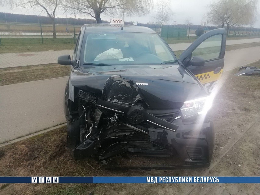 В Бресте возле Гребного канала такси с пассажирами врезалось в столб.
