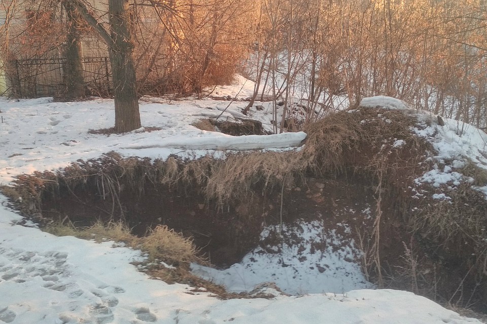 Размытие склонов может обрушить городские улицы. Фото: vk.com/stroim_kirov