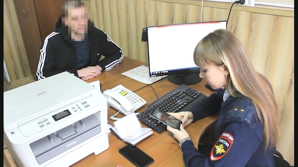 С изготовителем фейка беседуют в полиции. Скриншот видео с сайта УМВД России по Приморскому краю