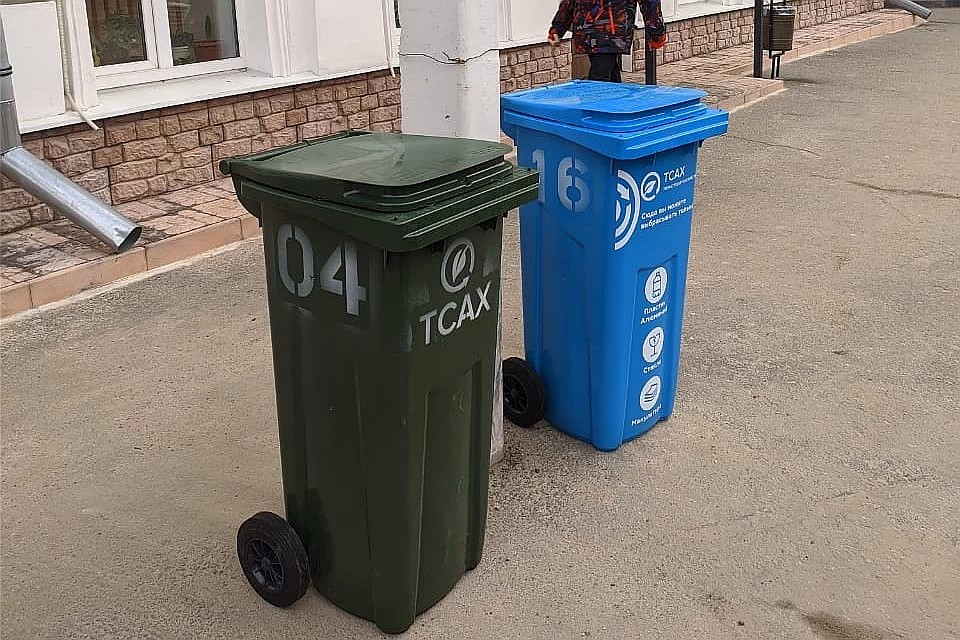 На некоторых улицах Твери можно увидеть и такие урны-контейнеры для раздельного сбора мусора. Фото: ПТО