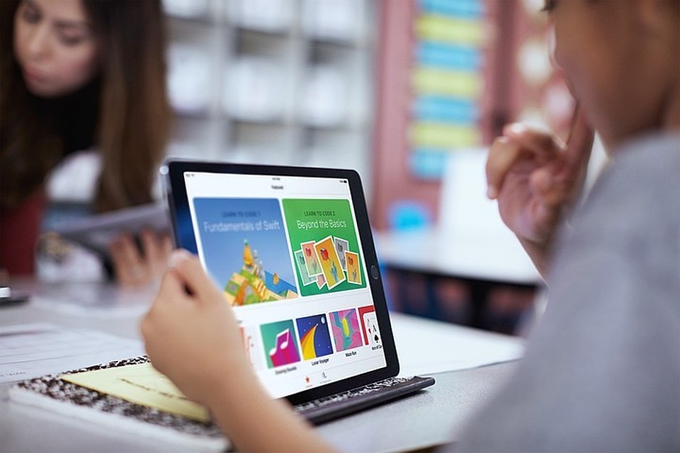 Swift Playgrounds помогает людям всех возрастов изучить основы программирования. Фото: предоставлено компанией Apple