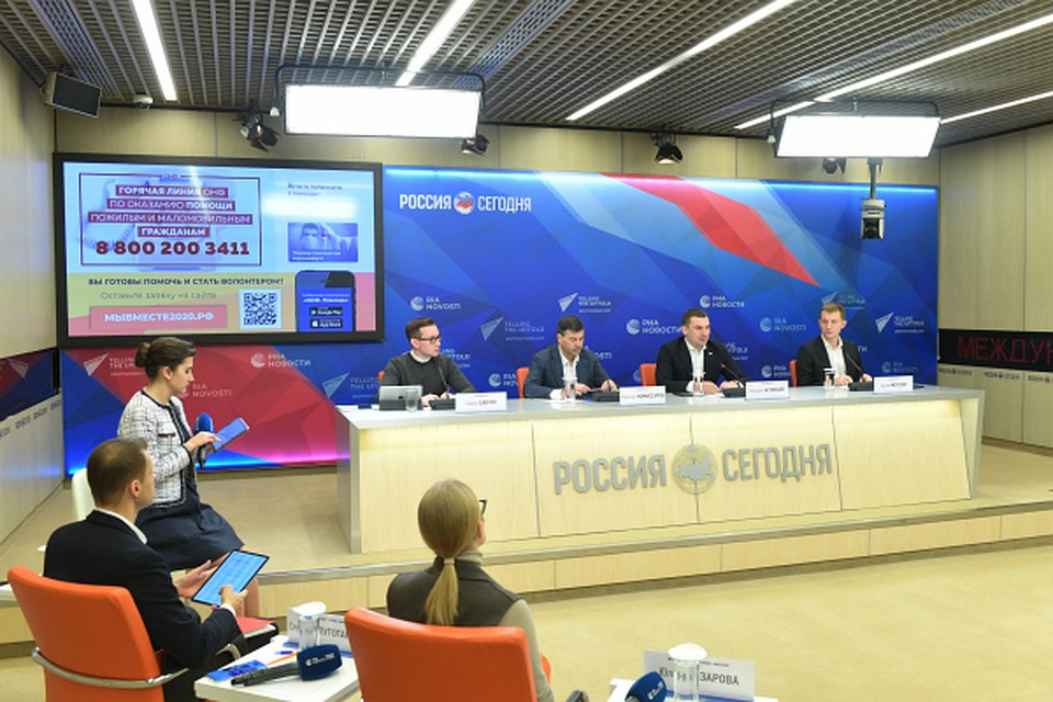 Добровольцы отрабатывают заявки, поступившие на горячую линию по номеру 8 (800)-200-34-11 Фото: Росконгресс