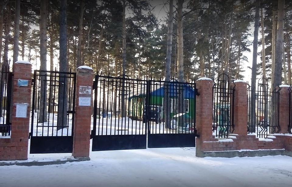 Местные жители организовали стихийный митинг против размещения граждан Китая в пустующем детском санатории. Фото: Александр Самарин