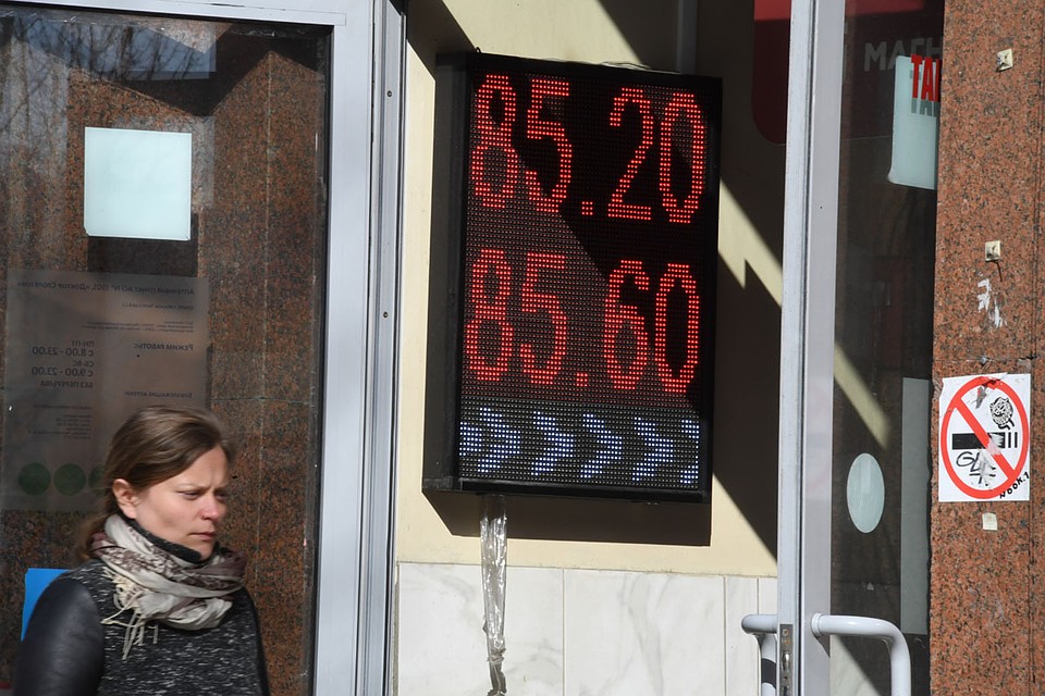 Курс евро на 26 марта опустился ниже 85 рублей и составил 84, 1485 рубля за единицу валюты.