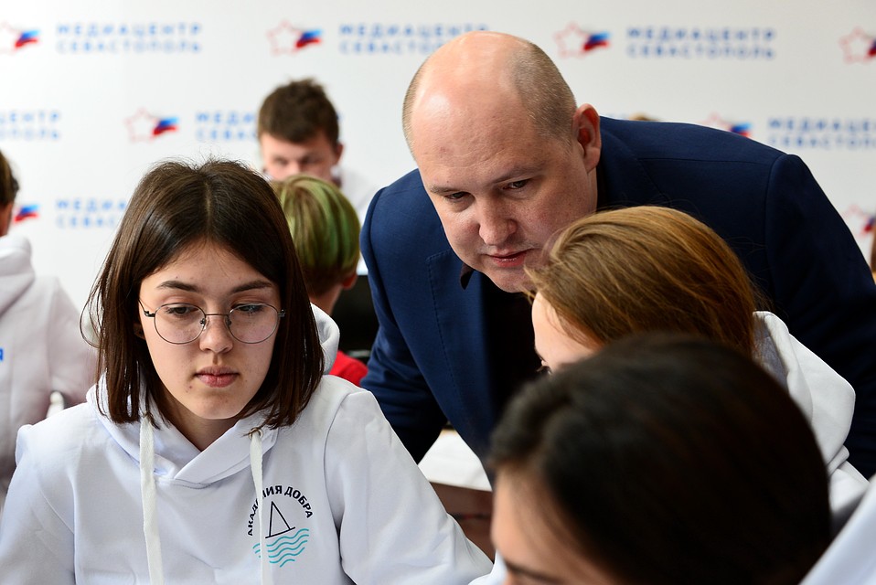 Работу волонтерского штаба приехал проверить Михаил Развожаев