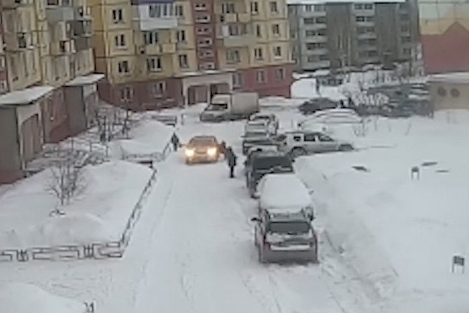Автомобилистка из Новокузнецка сбила ребенка и уехала. ФОТО: кадр видео Опер-ТВ
