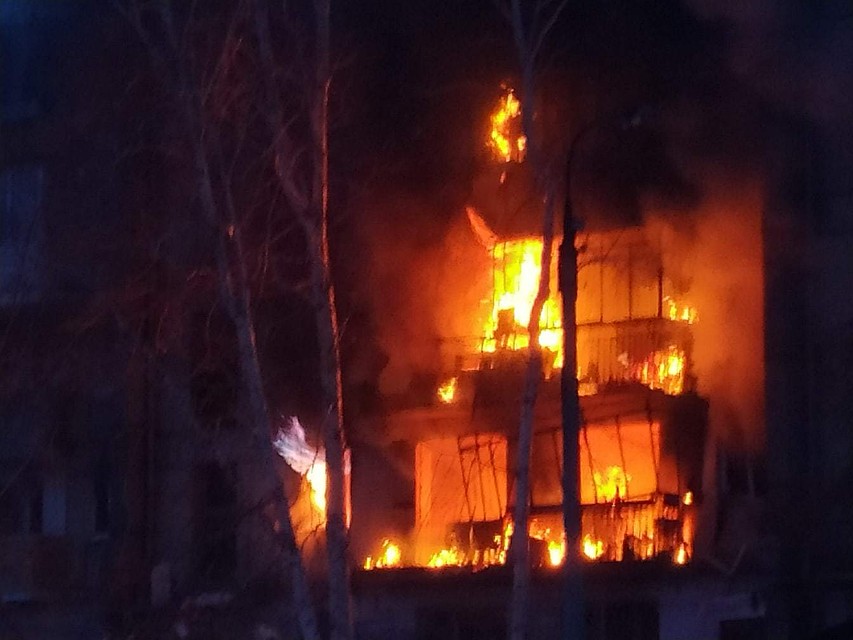 После взрыва в огне оказались несколько этажей. Фото: сообщество "Черное&Белое Магнитогорск".