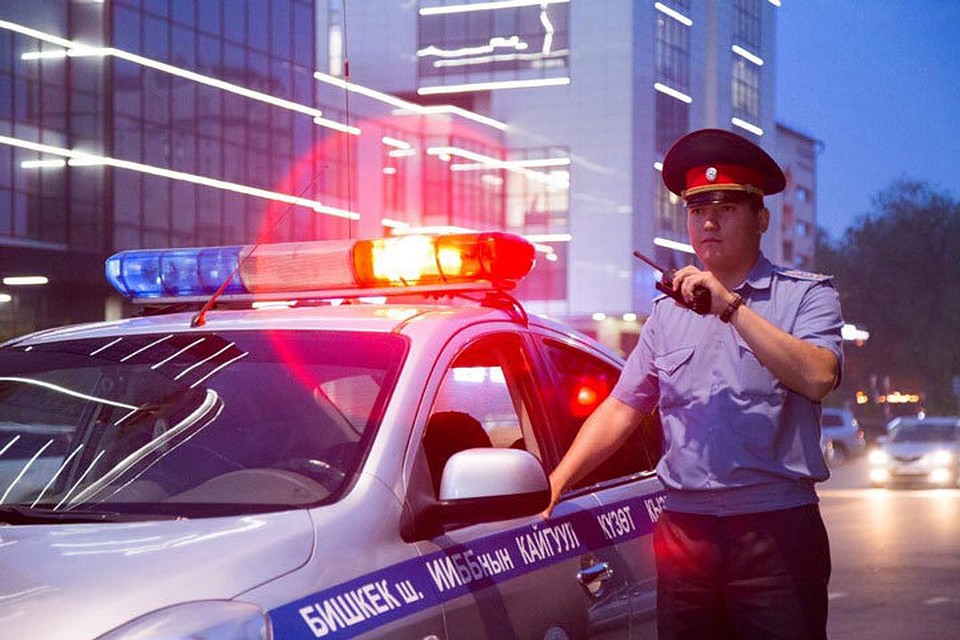 Кыргызстанцы продолжают нарушать комендантский час.