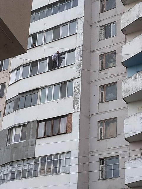 В Кишиневе мужчина хочет выпрыгнуть из окна