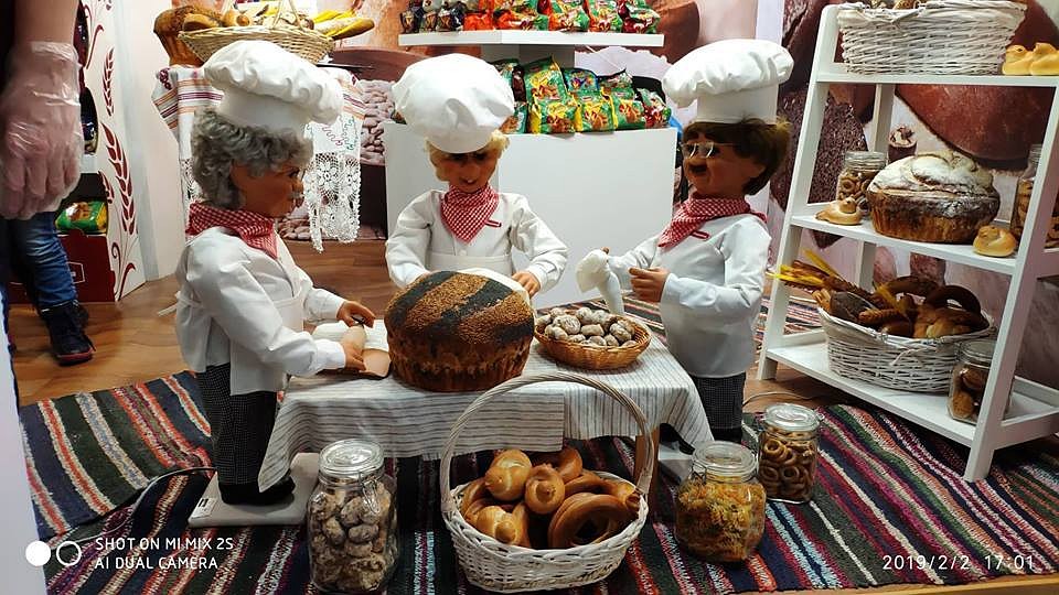 Фото было сделано до карантина, поэтому на нем люди. Но хлеб был и будет.