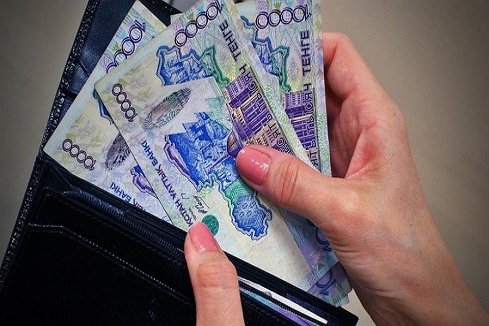 Оплата труда при дистанционной работе производится также как и при нормальных условиях труда в зависимости от характера, объема и результатов выполняемой государственными служащими работы.