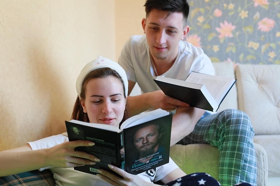 Россияне на карантине засели за книги.