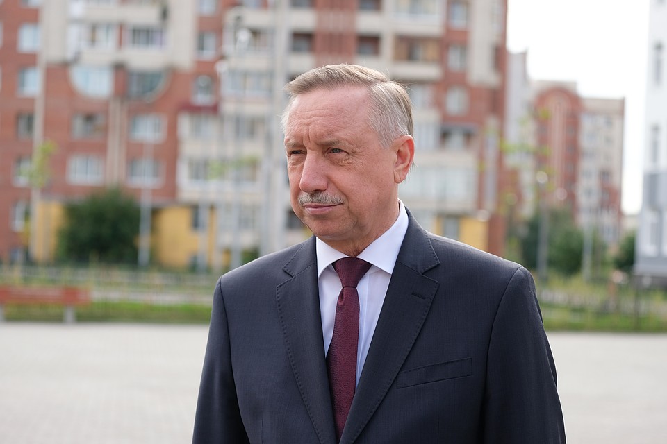 Министр здравоохранения РФ Михаил Мурашко и губернатор города Александр Беглов просят россиян соблюдать все меры предосторожности и провести карантинные каникулы дома
