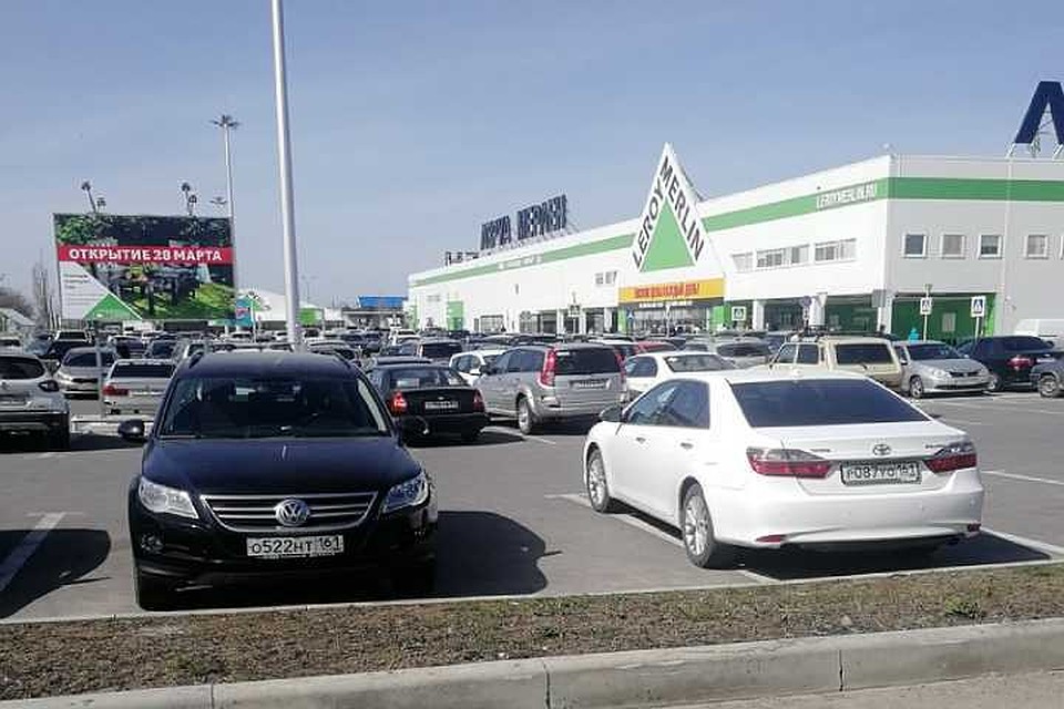 Парковка около супермаркета оказалась "забита" автомобилями. Фото: соцсети